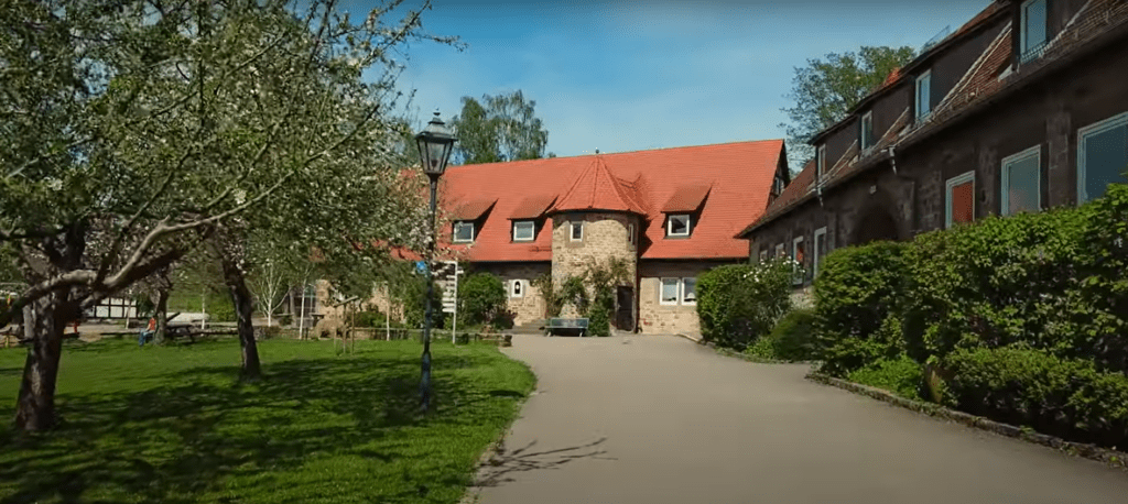 Freien Waldorfschule Gutenhalde, Schulhof mit blühenden Bäumen im Frühling